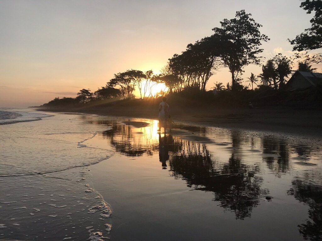 Daftar Spot Sunset Terbaik di Jembrana (1) delod berawah sunset